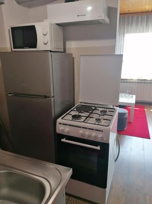 Cozy 1-Bdrm Apt In Dubec, Ideal For Work Or Study Sesvete Exterior photo