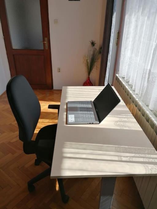Cozy 1-Bdrm Apt In Dubec, Ideal For Work Or Study Sesvete Exterior photo