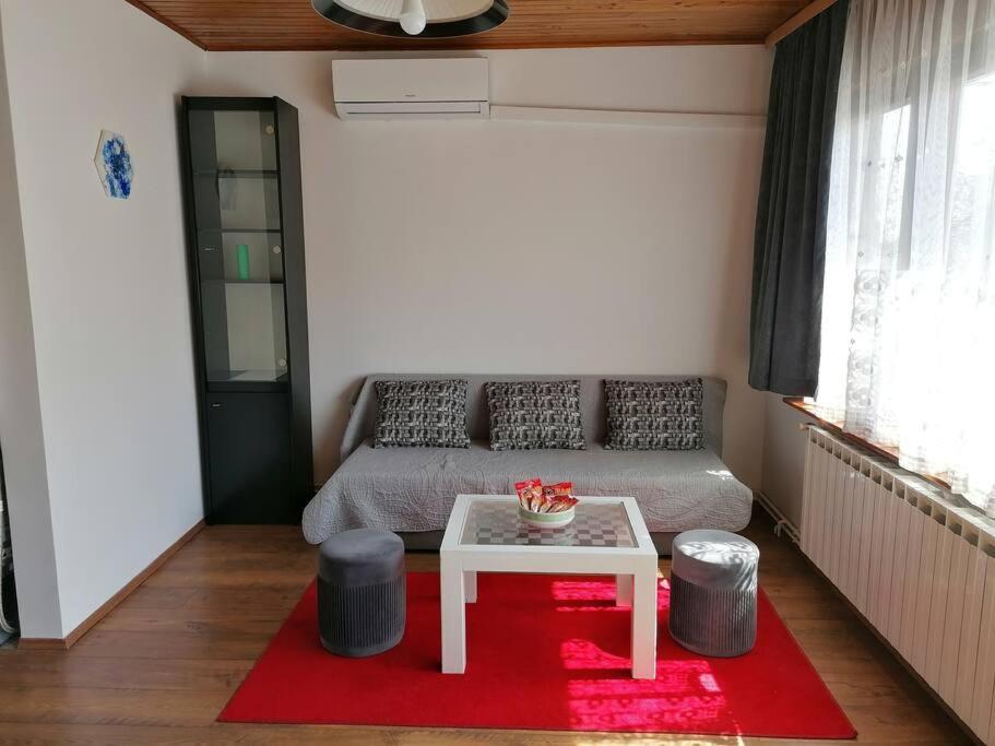 Cozy 1-Bdrm Apt In Dubec, Ideal For Work Or Study Sesvete Exterior photo